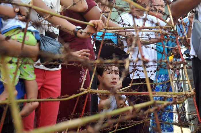 Cảnh người nhà đợi tù nhân được phóng thích ở Yangon, Myanmar.