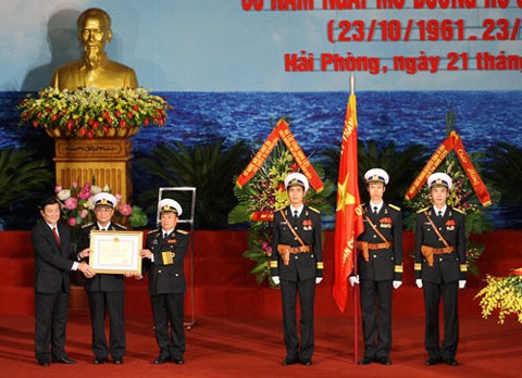 Chủ tịch nước trao Huân chương Hồ Chí Minh cho tập thể cán bộ, chiến sĩ Đường Hồ Chí Minh trên biển.