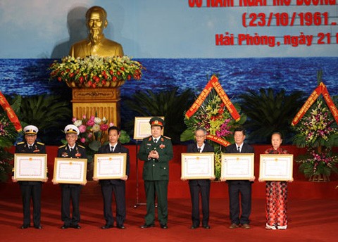 Bộ trưởng Bộ Quốc phòng Phùng Quang Thanh trao quyết định danh hiệu Anh hùng LLVTND cho các cá nhân.