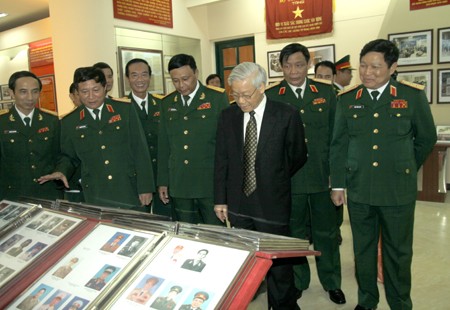 Tổng bí Thư Nguyễn Phú Trọng tham quan Nhà truyền thống của Học viện Chính trị