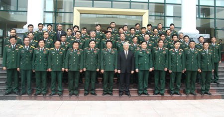 Tổng bí Thư Nguyễn Phú Trọng chụp ảnh lưu niệm với cán bộ, lãnh đạo của Học viện Chính trị