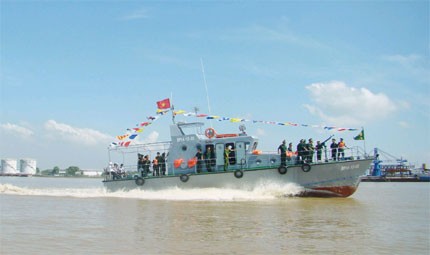 Tàu BP14-12-02 vận hành với tốc độ tối đa trên sông Sài Gòn sáng 22-10.