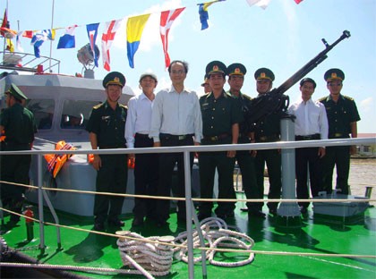 Lãnh đạo UBND TP Hồ Chí Minh, Bộ tư lệnh Bộ đội biên phòng và các cơ quan chức năng tham gia vận hành tàu BP14-12-02.