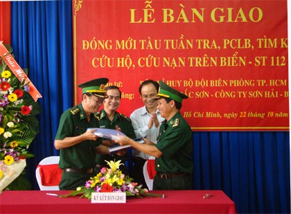 Đại diện lãnh đạo Xí nghiệp Bắc Sơn và Bộ đội biên phòng TP Hồ Chí Minh trao đổi ký kết bàn giao tàu.