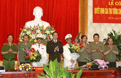 Bộ trưởng Trần Đại Quang, các đồng chí trong Đảng ủy Công an Trung ương và lãnh đạo Bộ Công an tặng hoa chúc mừng hai đồng chí được Thủ tướng Chính phủ bổ nhiệm chức vụ mới. Ảnh: CAND