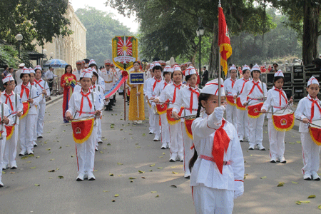 Các em thiếu nhi Việt Nam tham gia diễu hành