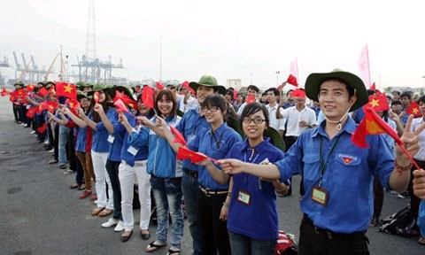 Hơn 300 bạn sinh viên Thành phố Hồ Chí Minh và thanh niên Lữ đoàn 125 đã có mặt tại bến cảng đón đoàn hành trình.