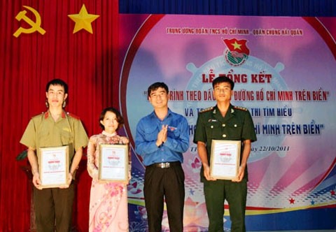 Đồng chí Dương Văn An, Bí thư Trung ương Đoàn trao giải đặc biệt cho chị Nguyễn Thị Thu Hằng (Văn phòng chính phủ).