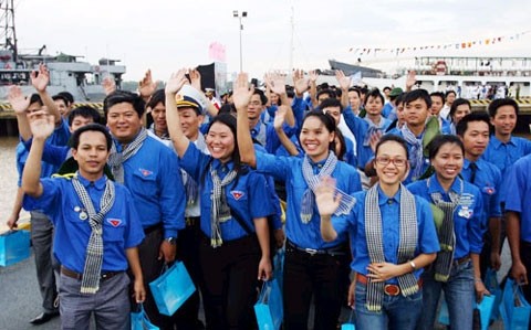 ác bạn trẻ đoàn hành trình đáp lại lời chào đón của tuổi trẻ thành phố Hồ Chí Minh trên cầu cảng Lữ đoàn 125 vùng 4 Hải quân.