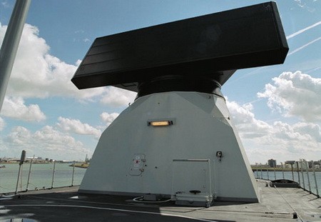 Radar Smart-L/ELR có khả năng phát hiện tên lửa đạn đạo có tầm bắn tới 2.000 km và dẫn bắn cho các tên lửa phòng không SM-3, Patriot PAC-3.