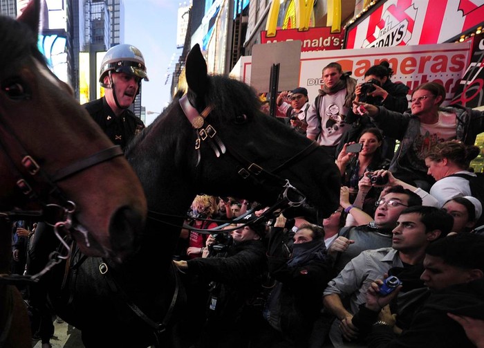 Cảnh sát thành phố New York cố gắng ngăng chặn người biểu tình theo phong trào Chiếm giữ phố Wall tại Quảng Trường Thời đại ngày 15/10/2011.