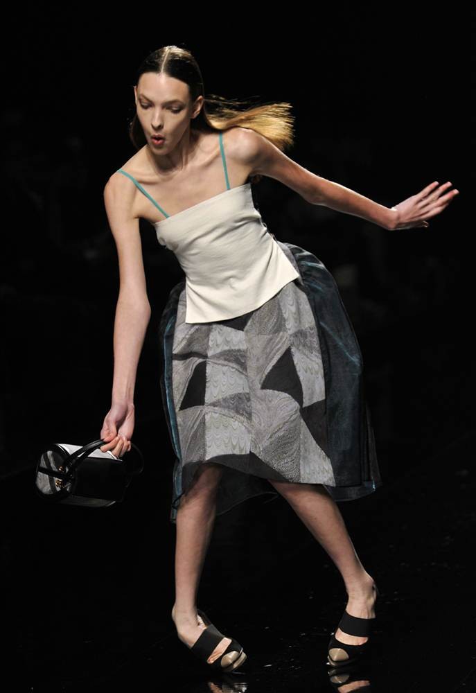 Một người mẫu tham gia tuần lễ thời trang Tokyo bị hẫng chân trong lúc đang trình diễn.