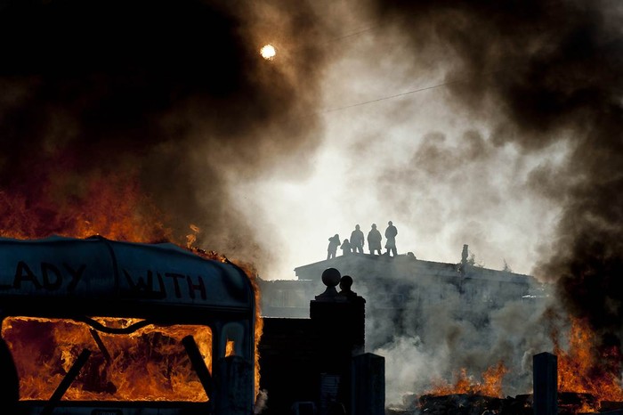 Một ngôi nhà di động ở Basildon, Anh bị đốt cháy trong lúc xảy ra căng thẳng với cảnh sát chống bạo động địa phương.