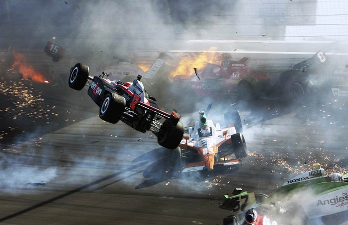 Cảnh những chiếc xe đua đâm vào nhau bốc cháy tại một cuộc đua tổ chức tại Nevada, Mỹ.