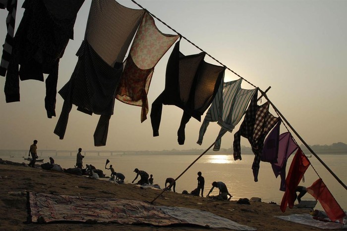Thường dân phơi quần áo bên bờ sông Yamuna ở Allahabad, Ấn Độ.