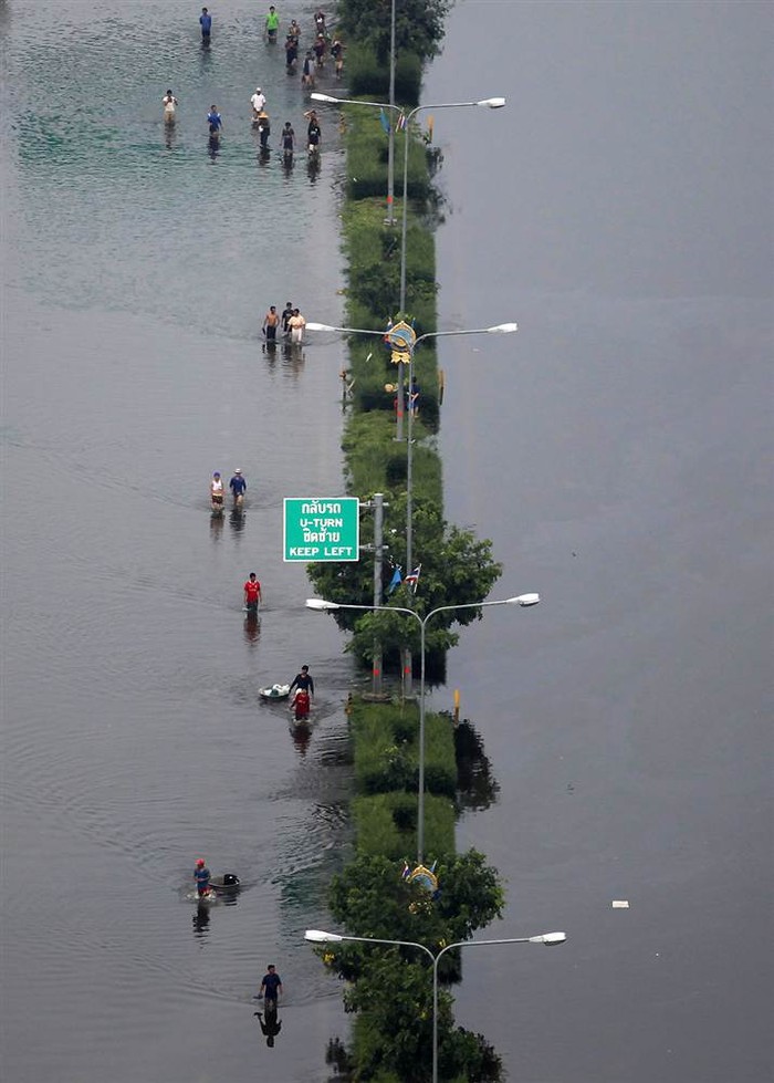 Nước lụt dâng ngập các con đường ở ngoại ô thủ đô Băng Cốc, Thái Lan.