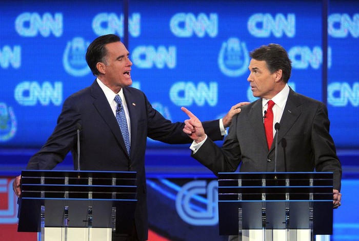Hai ứng viên tranh cử Tổng thống Mỹ kỳ tới của Đảng Cộng Hoà Mitt Romney (bên trái) và Rick Perry (bên phải) đang tranh luận trên kênh của CNN.