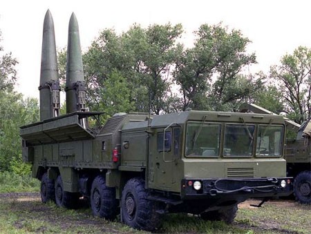 Mỗi xe mang phóng tự hành của tổ hợp Iskander mang được 2 tên lửa đạn đạo chiến thuật.