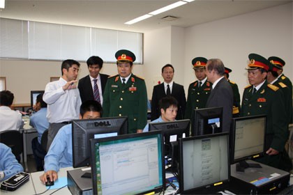 Đại tướng Phùng Quang Thanh tham quan một giờ học tại Đại học Phòng vệ Nhật Bản.