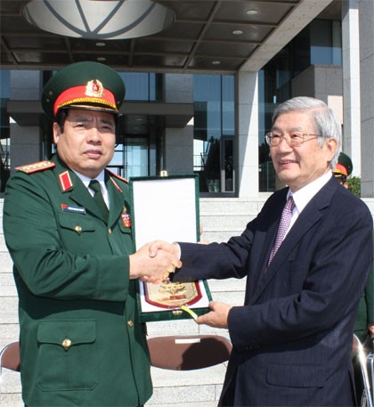 Đại tướng Phùng Quang Thanh tặng quà lưu niệm Hiệu trưởng Đại học Phòng vệ Nhật Bản.