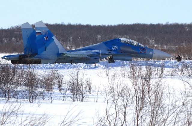 Su-33 bay lần đầu tiên vào tháng 5-1985, và bắt đầu phục vụ trong Hải quân Nga vào năm 1994. Một trung đoàn gồm 24 chiếc đã được biên chế hoạt động trên tàu sân bay duy nhất của Hải quân Nga, chiếc Đô đốc Kuznetsov.