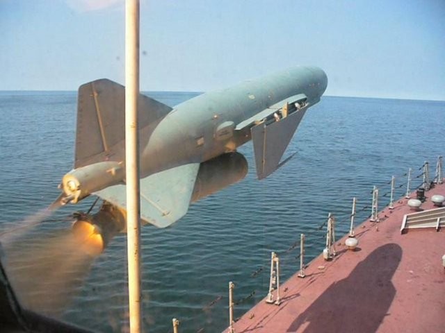 Tên lửa chống ngầm P-15 "Termit" được phóng đi từ tàu tên lửa R-129