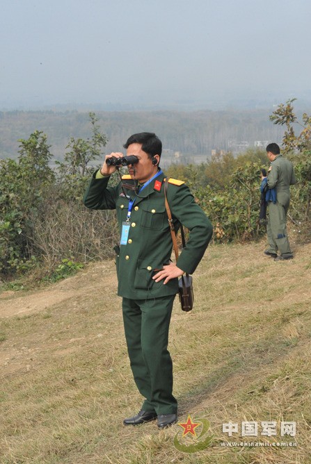 Một sỹ quan của Quân đội Việt Nam đang quan sát hoạt động diễn tập bằng ống nhòm
