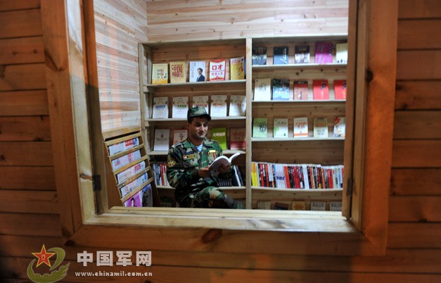 Tham quan thư viện của một đơn vị quân đội Trung Quốc