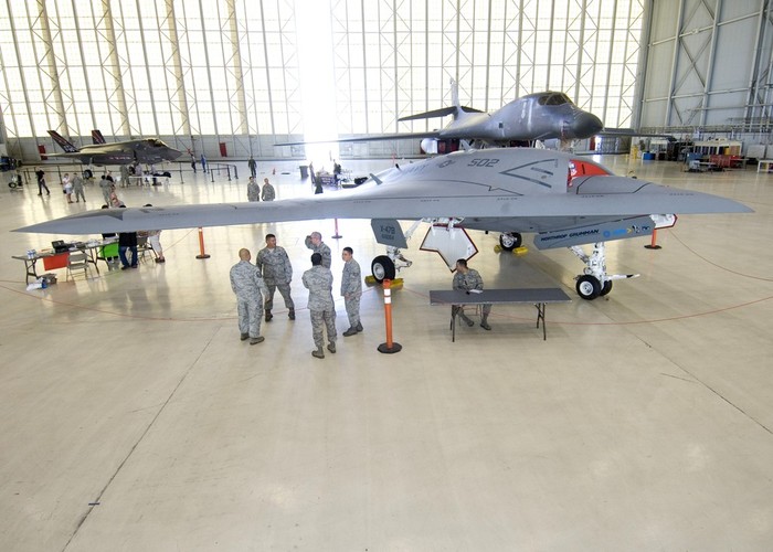 Các loại máy bay ném bom, tiêm kích, không người lái tối tân của Không quân Mỹ được trưng bày tại Trung tâm thử nghiệm bay của Không quân Hoa Kỳ nhân dịp kỷ niệm 60 năm thành lập (ảnh chụp ngày 14/10/2011)