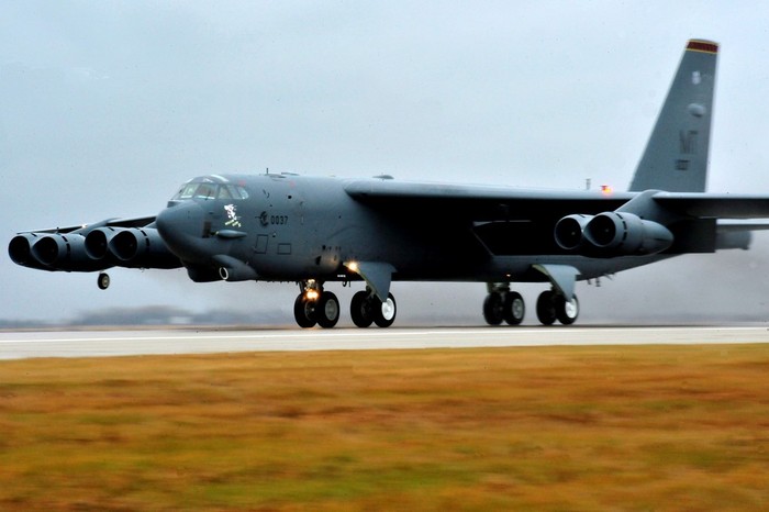 Pháo đài bay B-52H của Không quân Mỹ đang cất cánh tham gia một cuộc diễn tập chiến đấu kéo dài 2 tuần tại Mỹ (ảnh chụp ngày 25/10/2011).