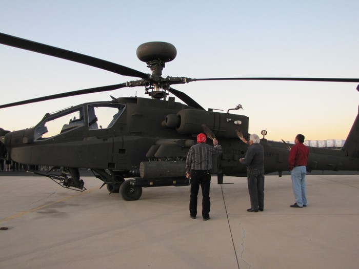 Những chiếc trực thăng AH-64D Apache Block III mới nhất vừa được hãng Boeing bàn giao cho quân đội Mỹ. Trong hình là lễ cầu phúc cho các chiến đấu cơ mới nhất của Không quân Mỹ ở Mesa, Arizona.