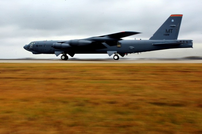Pháo đài bay B-52H của Không quân Mỹ đang cất cánh tham gia một cuộc diễn tập chiến đấu kéo dài 2 tuần tại Mỹ (ảnh chụp ngày 25/10/2011).