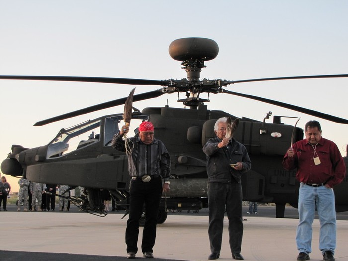 Những chiếc trực thăng AH-64D Apache Block III mới nhất vừa được hãng Boeing bàn giao cho quân đội Mỹ. Trong hình là lễ cầu phúc cho các chiến đấu cơ mới nhất của Không quân Mỹ ở Mesa, Arizona.