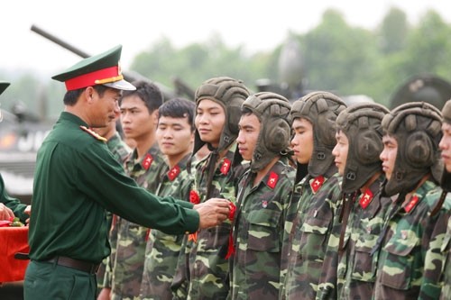 Thượng tá Nguyễn Tiến Ninh, Chủ nhiệm Chính trị nhà trường tặng hoa bắn giỏi cho các học viên lớp pháo 73 trên xe BMP-1 ngay trên thao trường