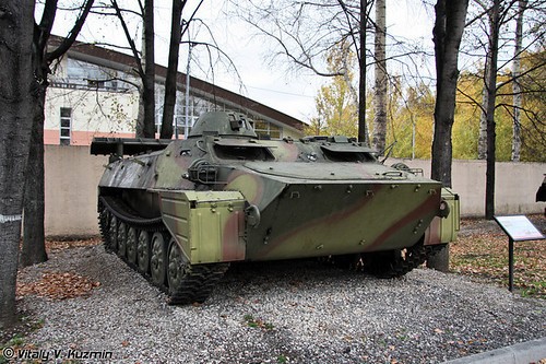 Những loại xe thiết giáp trưng bày trong khuôn viên trường Suvorov.