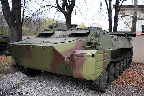 Những loại xe thiết giáp trưng bày trong khuôn viên trường Suvorov.