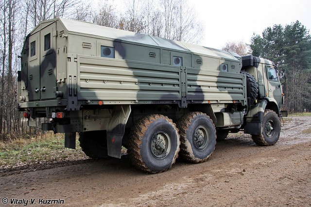 Xe tải LDS-79271 và xe bọc thép đa năng KAMAZ-5350.