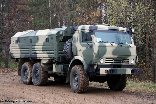 Xe tải LDS-79271 và xe bọc thép đa năng KAMAZ-5350.