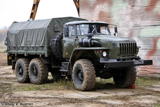 Xe vận tải hạng nặng Ural-4320