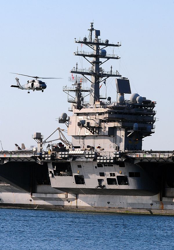 Một chiếc trực thăng SH-60S Sea Hawk đang bay phía trên tàu sân bay USS Ronald Reagan (CVN 76) sau khi tàu sân bay này vừa hoàn thành một cuộc tập trận trên Thái Bình Dương và trở về cảng ở San Diego. Ảnh chụp ngày 3/11/2011.