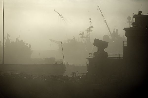 Các chiến hạm của Hải quân Mỹ tại cảng San Diego trong buổi sáng sương mù ngày 3/11/2011.
