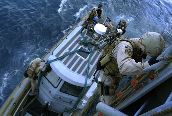Lính hải quân Mỹ trèo từ xuồng cao tốc lên tàu đổ bộ SS Whidbey Island (LSD 41) ở Vịnh Aden.