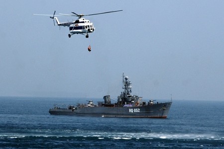 Tàu Vùng 3 Hải quân phối hợp với lực lượng không quân luyện tập tìm kiếm cứu nạn