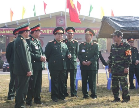 Trung tướng Ngô Xuân Lịch – Chủ nhiệm Tổng cục Chính trị kiểm tra, động viên lực lượng trọng tài, vận động viên