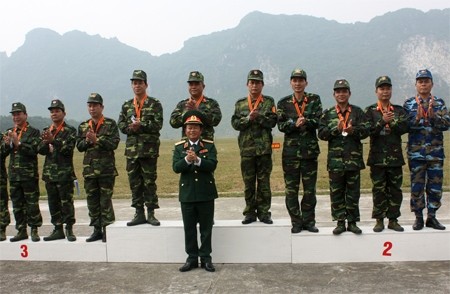 Trung tướng Đỗ Bá Tỵ - Tổng Tham mưu trưởng trao tặng huy chương vàng, bạc, đồng ở phần bắn giao lưu của các đoàn trưởng