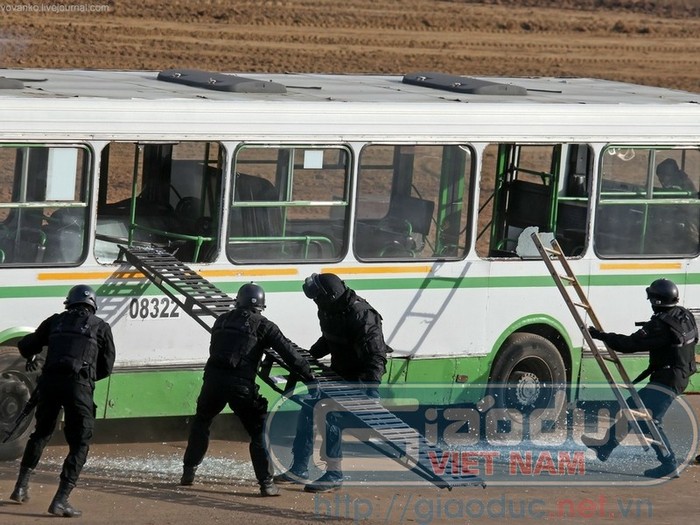 Giải cứu xe bus bị khủng bố bắt cóc