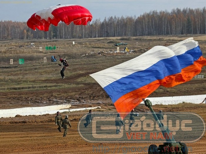 Lính nhảy dù mang quốc kỳ Nga