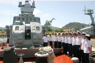 Học viên Học viện Hải quân tham quan tàu HQ-376 thuộc Lữ 162- Vùng 4 HQ