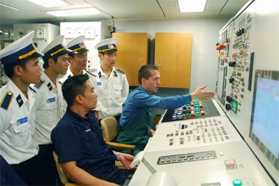 Các học viên học tập tại phòng điều khiển máy tàu tàu hộ vệ tên lửa Lý Thái Tổ
