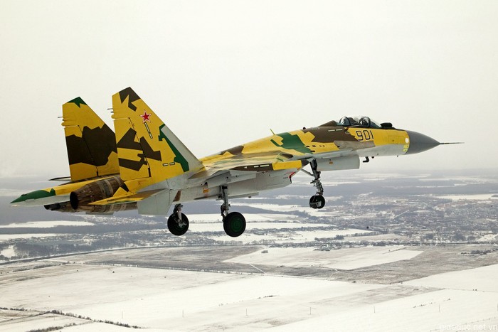 Su-35 mới bỏ đi cánh mũi và cánh tà hãm tốc độ từ thiết kế ban đầu của Su-35. Thiết kế mới có một khung máy bay gia cố nhằm tăng tuổi thọ và có một radar nhỏ hơn ở phía trước.
